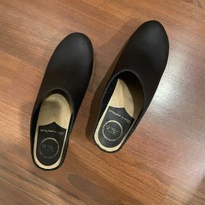 Size 40 no6 clogs barely worn-great condition